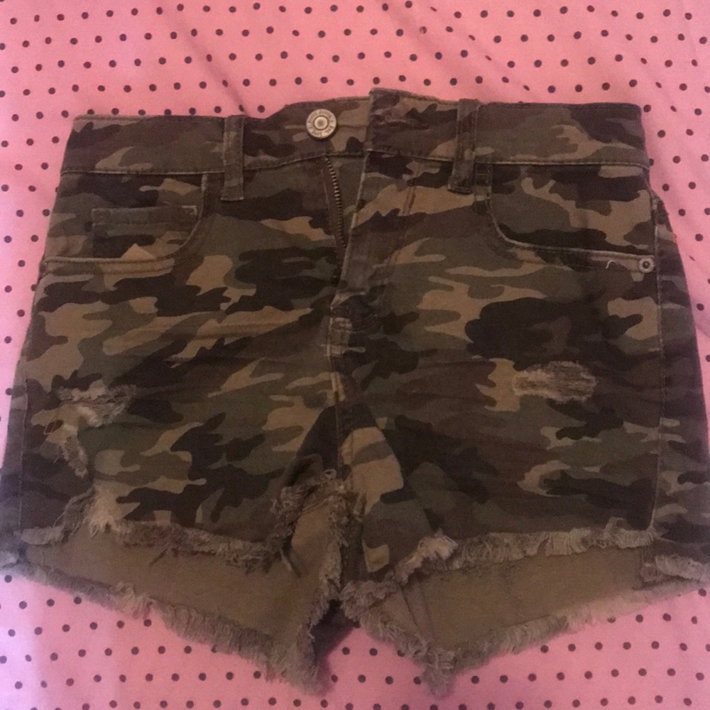 distressed camo short shorts 💚